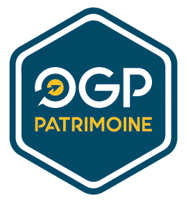 Logo hexagonal OGP Patrimoine sur fond bleu foncé avec bordure blanche et texte jaune. Le O de OGP contient une flèche.