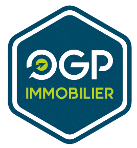 Logo OGP IMMOBILIER : badge hexagonal bleu sarcelle avec bord blanc. Le texte 'OGP' est blanc, avec une flèche verte de progression dans le 'O'. 'IMMOBILIER' est en vert vif.
